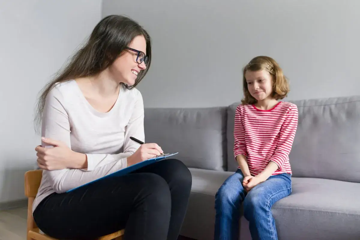 Psycholog rozmawiający z pacjentem, proces diagnozy psychologicznej