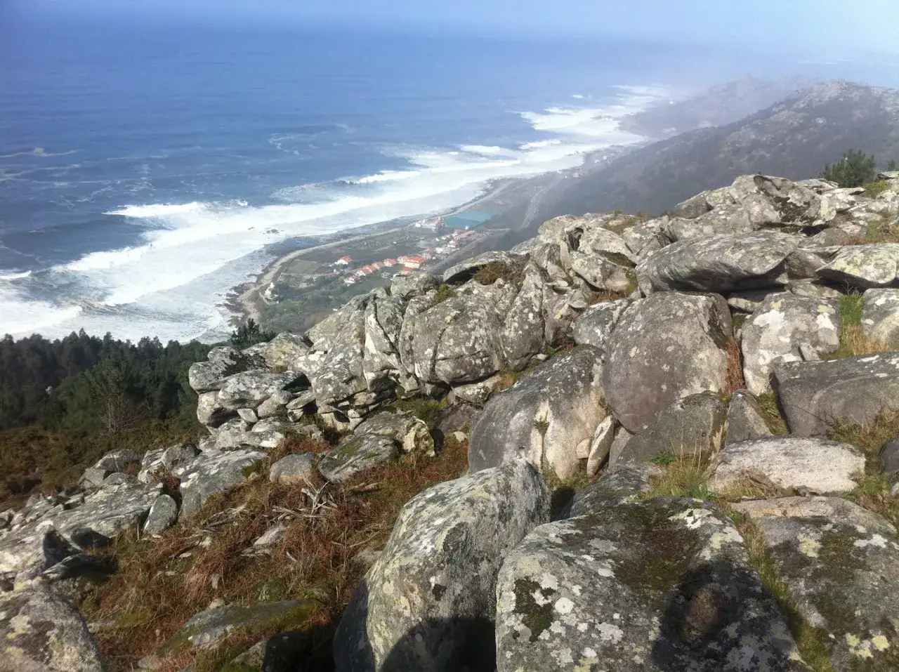 Vista desde el alto da Groba, con el mar agitado y una costa rocosa.