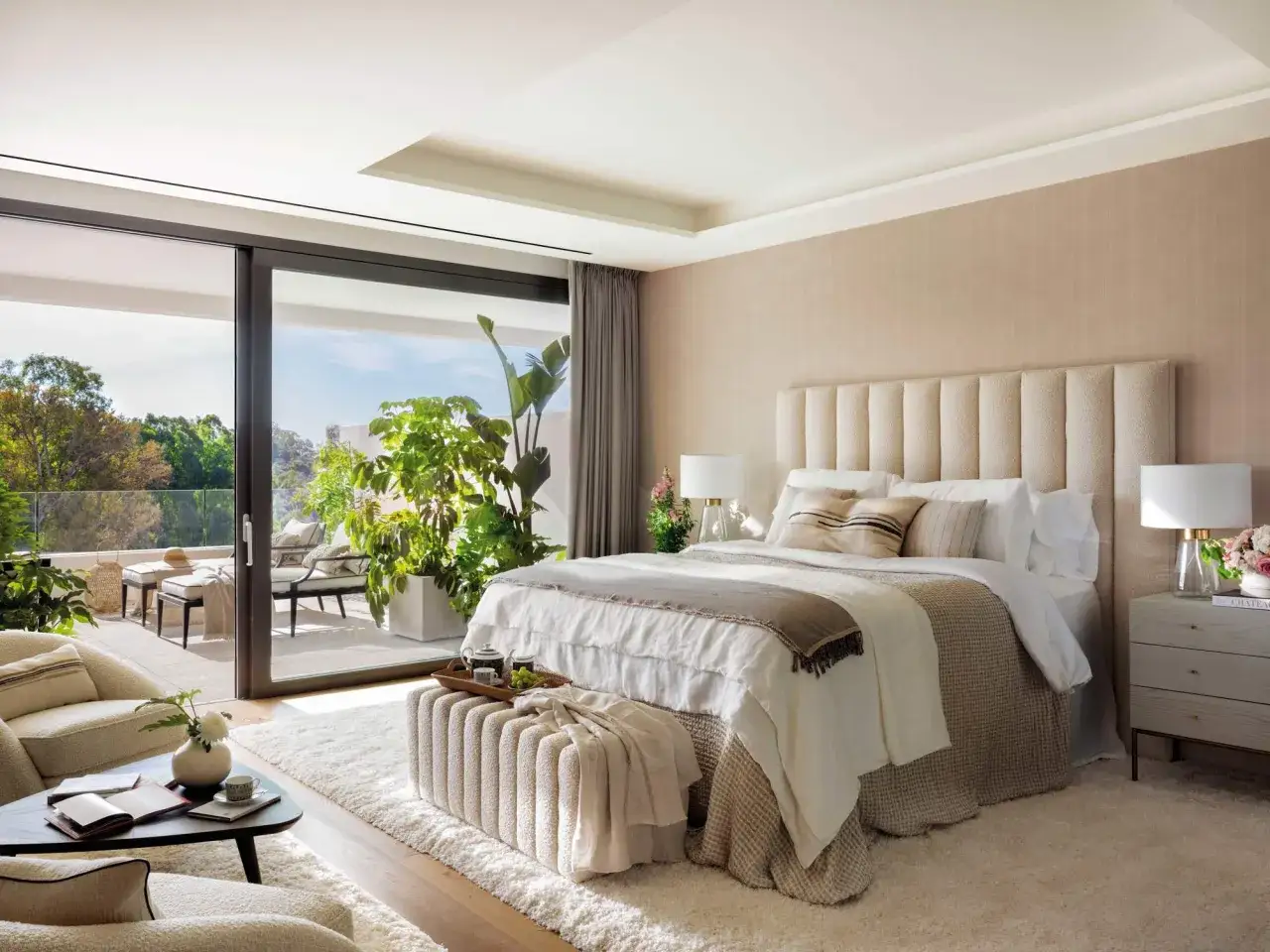 Dormitorio de matrimonio con terraza y vistas. Las ultimas tendencias en decoracion de dormitorios de matrimonio se reflejan en la calidez y el confort.