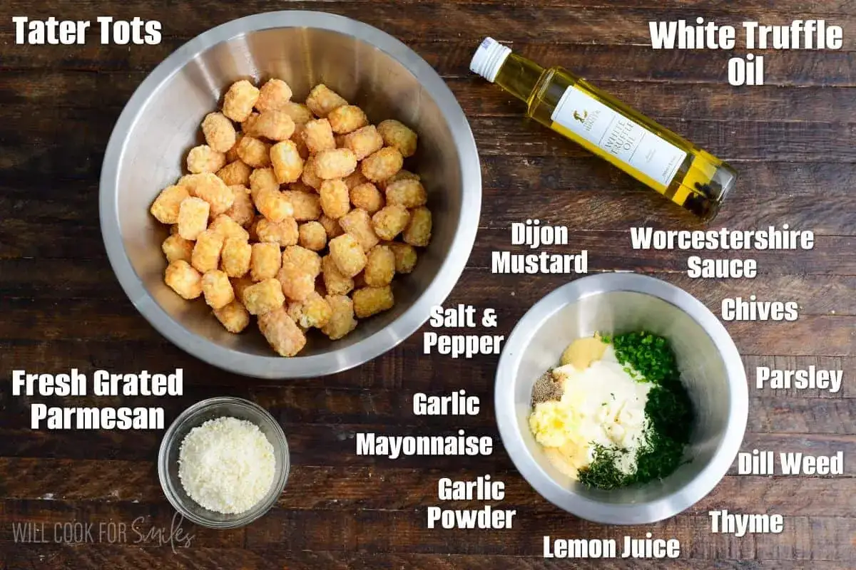 En sk&aring;l med gyllene tater tots bredvid ingredienser f&ouml;r en dipps&aring;s, inklusive vit tryffelolja.