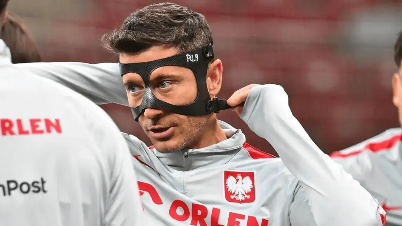 Robert Lewandowski zakłada maskę, która chroni jego twarz. Czy to jego nowy sposób na grę?