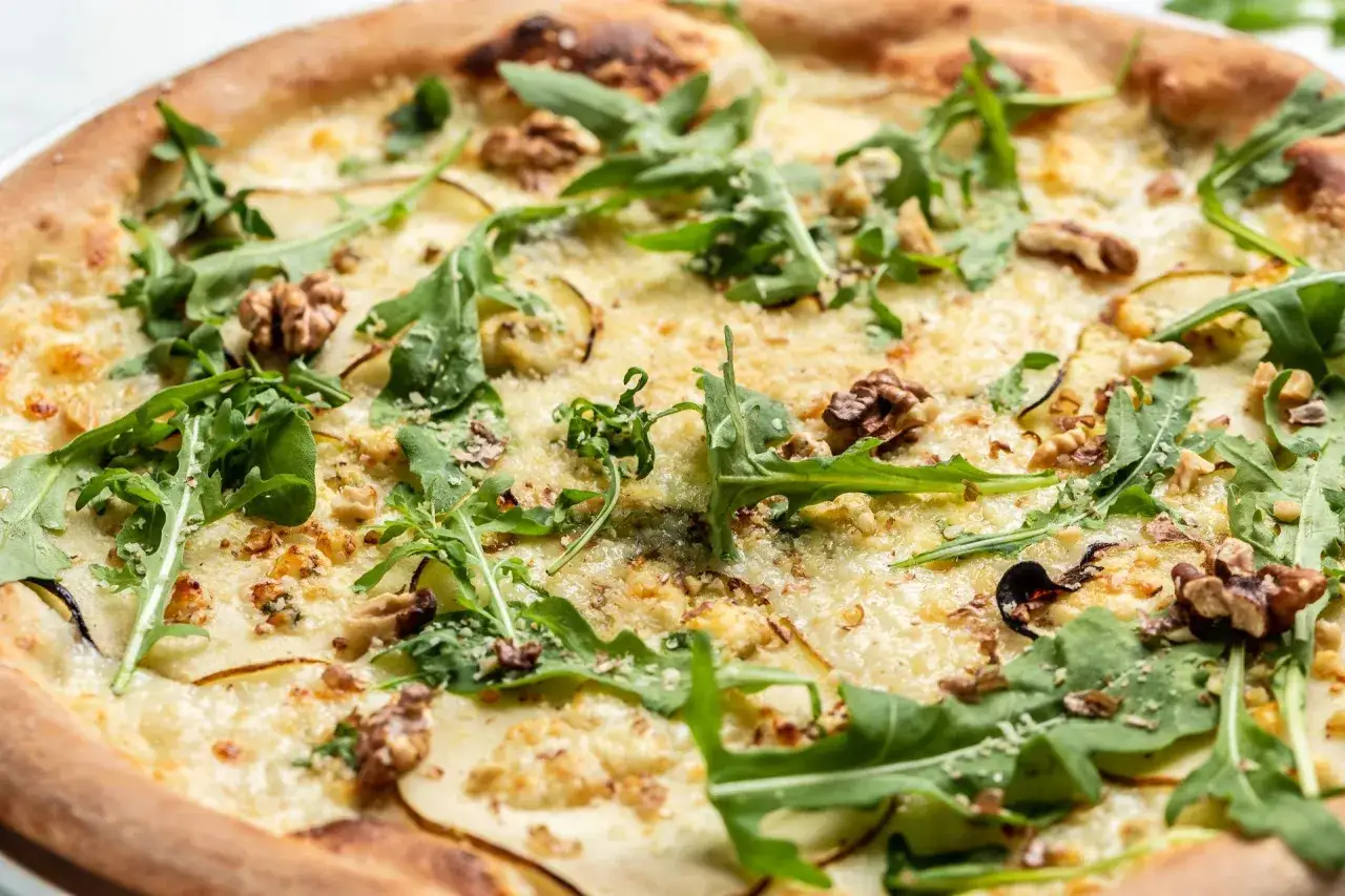 Pizza z rukolą, orzechami i gruszką. Idealny pomysł, co dać na spód pizzy, gdy szukasz czegoś nietypowego i pysznego.