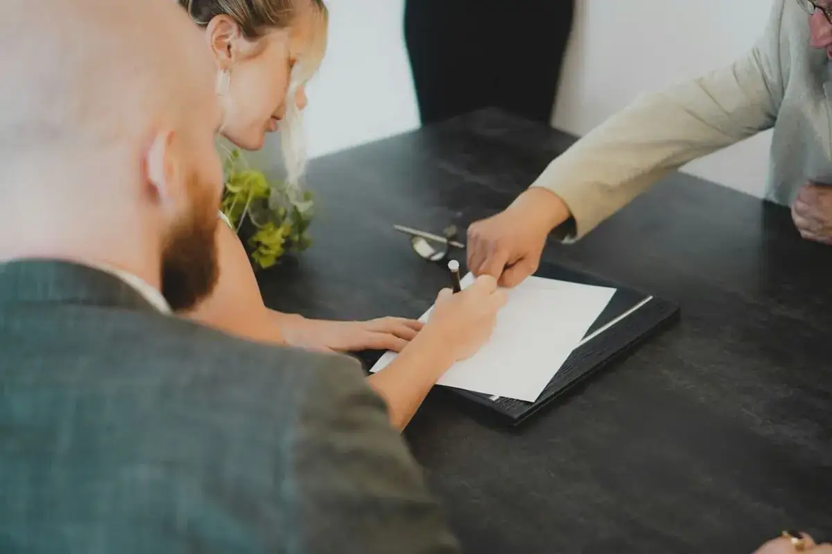 Firma su documenti per eredità casa genitore deceduto. Un nuovo capitolo inizia.