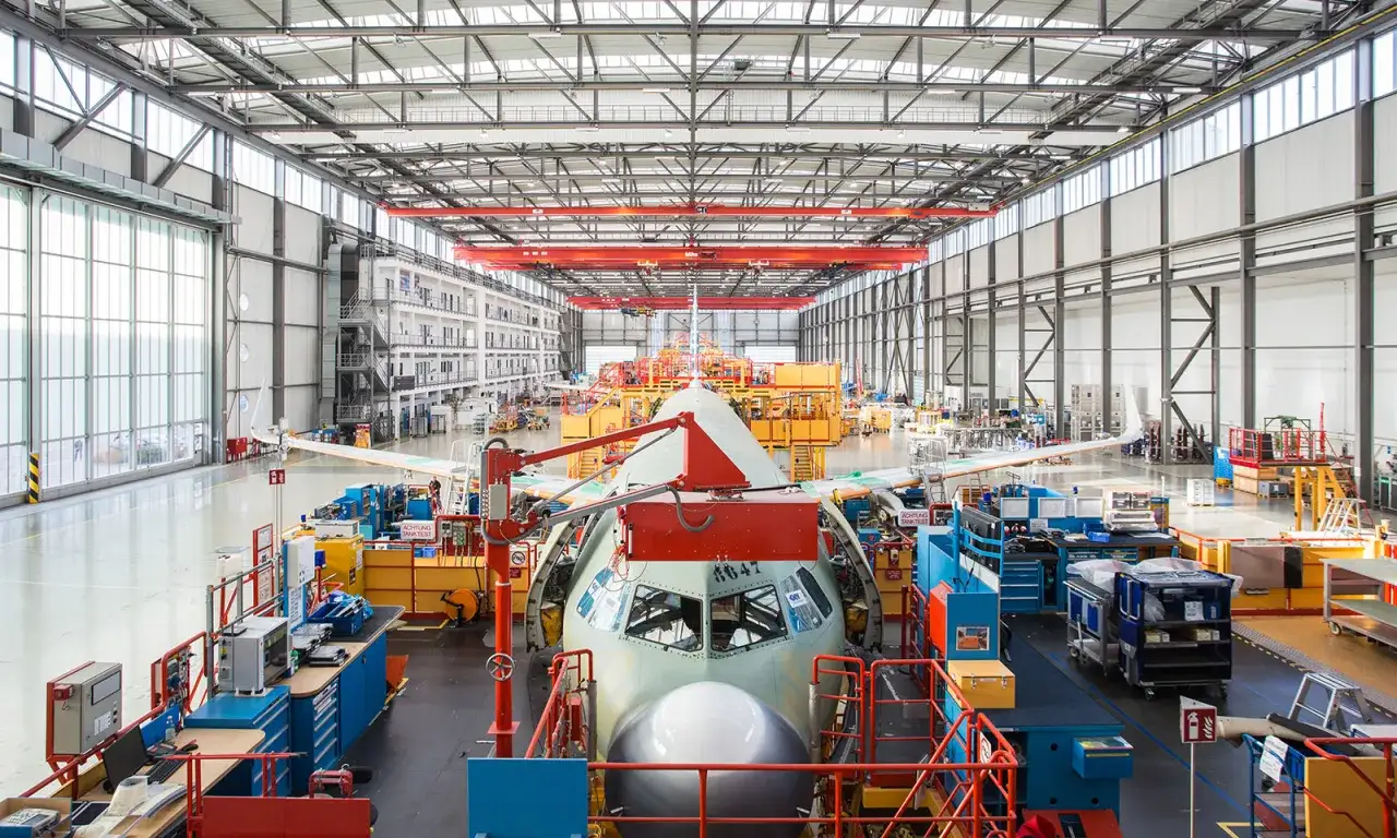 Gro&szlig;e Flugzeughalle mit einem Airbus-Rumpf im Bau. Hier wird der Airbus-Tarifvertrag umgesetzt, der die Arbeitsbedingungen regelt.