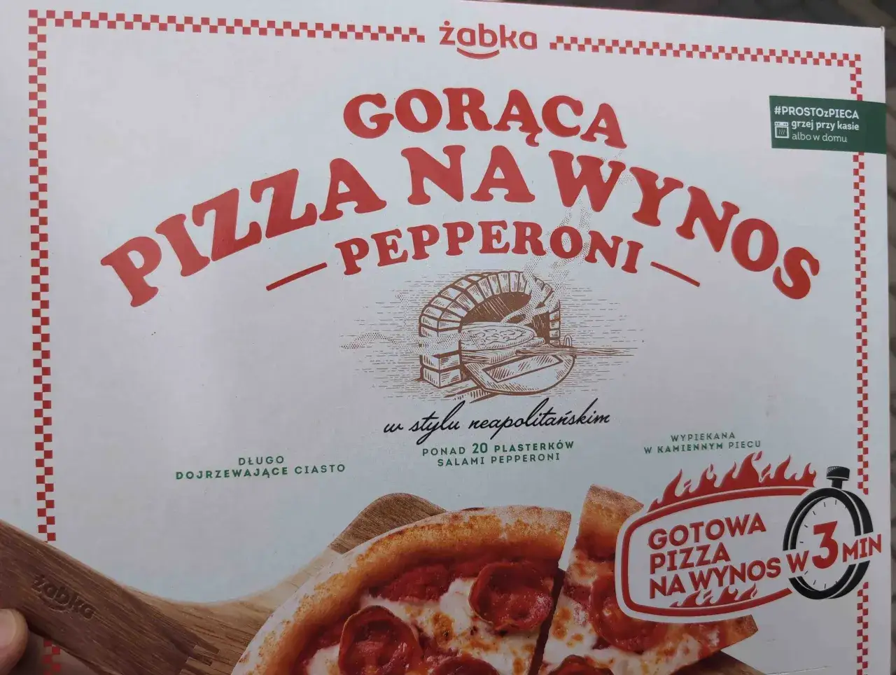 Gorąca pizza pepperoni na wynos od Żabki, w stylu neapolitańskim, gotowa w 3 minuty.