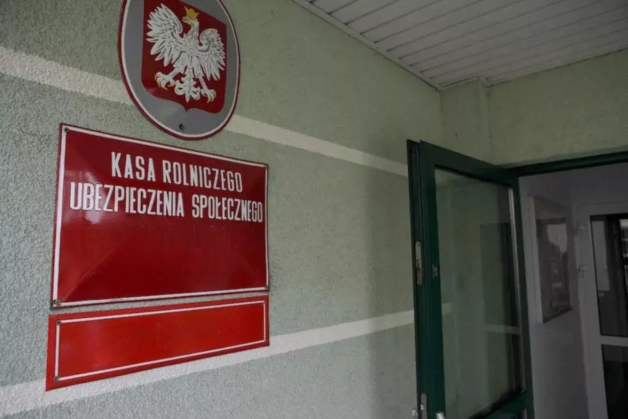 Tablica Kasy Rolniczego Ubezpieczenia Społecznego. Tu dowiesz się, jak założyć firmę na KRUS.