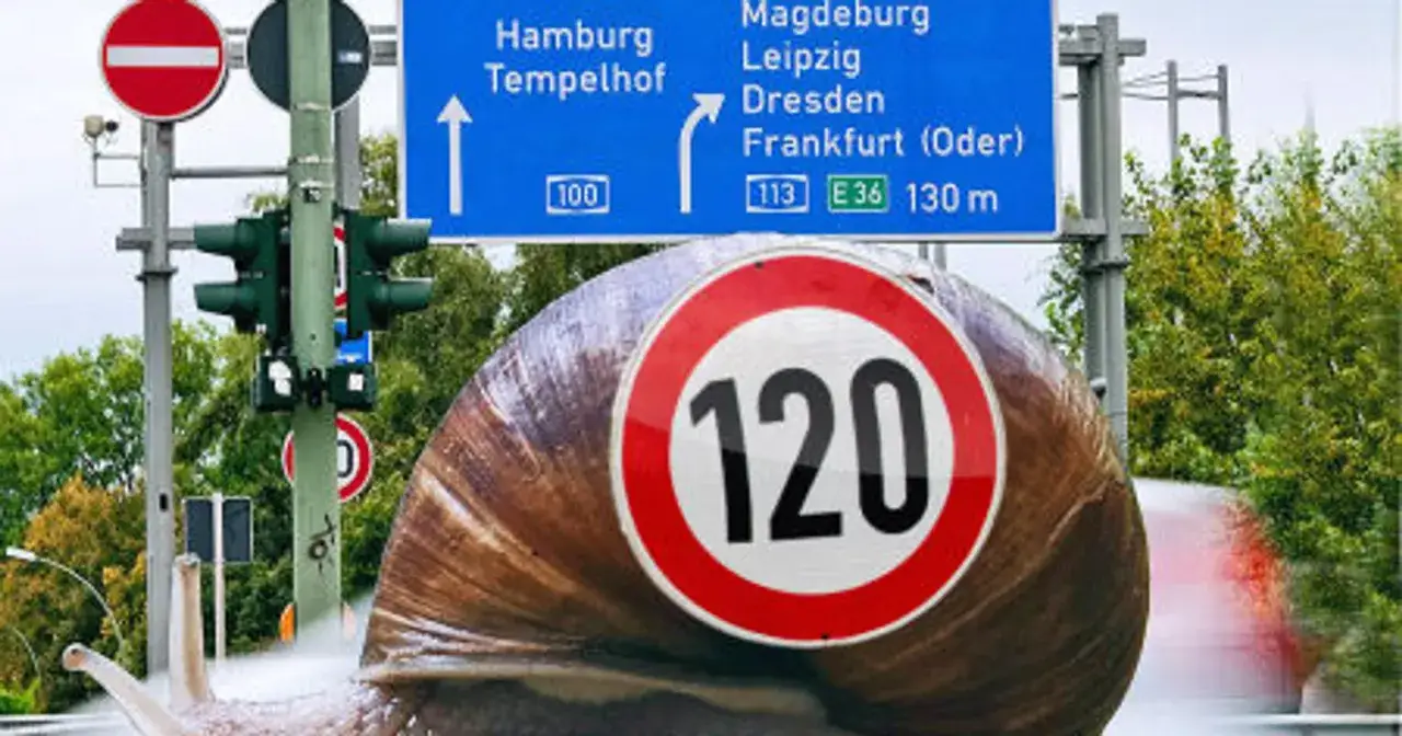 Ślimak z tabliczką 120 km/h na tle znaku autostrady. Czy w Niemczech są autostrady bez limitu prędkości?
