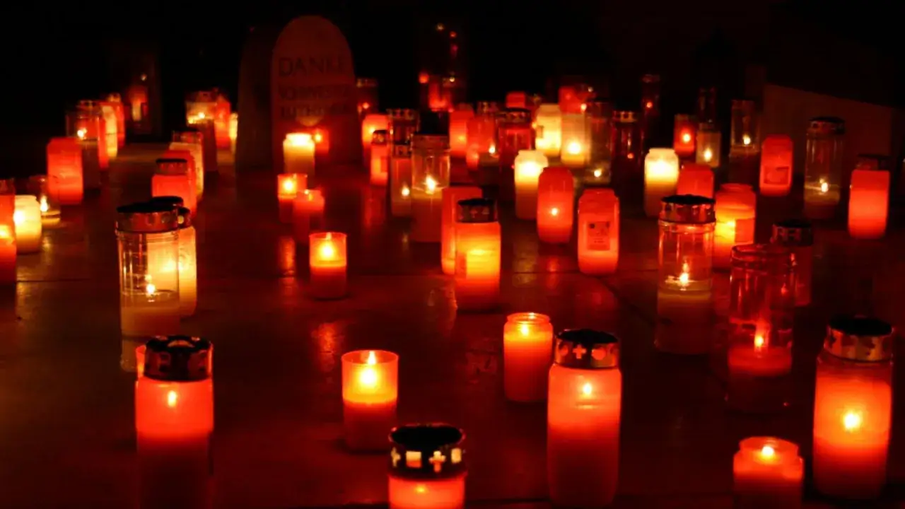 Viele Kerzen leuchten im Dunkeln, eine stille Erinnerung an den 1. November Feiertag.