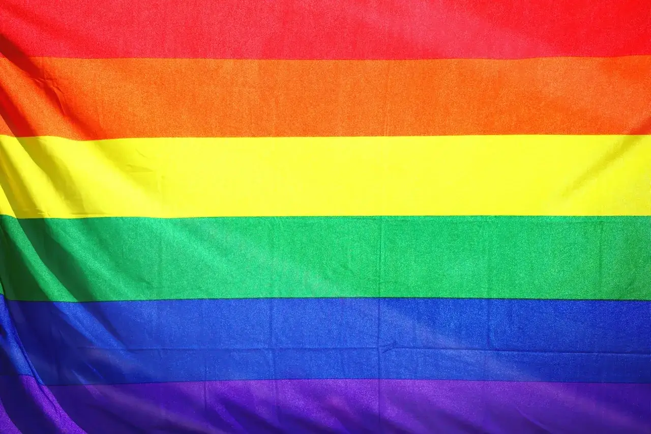 Tęczowa flaga, symbol dumy i akceptacji dla społeczności LGB. Kolory symbolizują różnorodność i miłość.