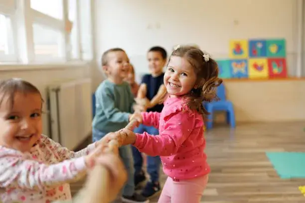 Dziecko bawiące się w przedszkolu z uśmiechem