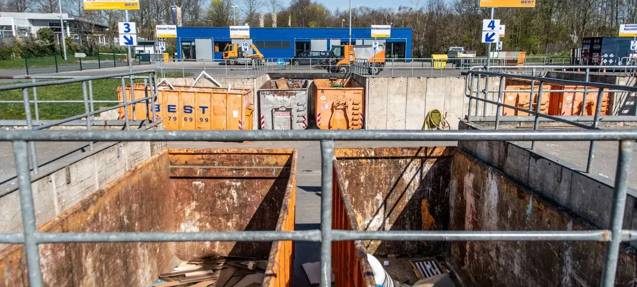 Gro&szlig;e orange Container auf einer M&uuml;llannahmestelle am Donnerberg in Bottrop.