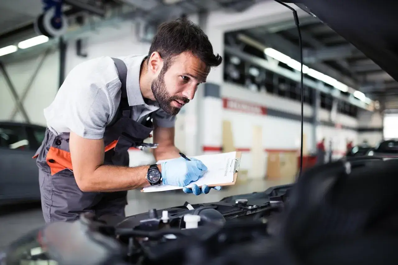 mechanik ciężar&oacute;wek w pracy diagnostyka komputerowa