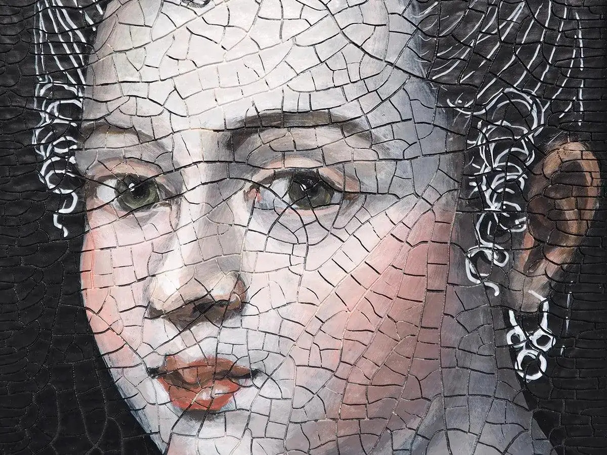 Retrato de mujer con ojos verdes y labios rojos, la pintura craquelada le da un aspecto antiguo y misterioso.