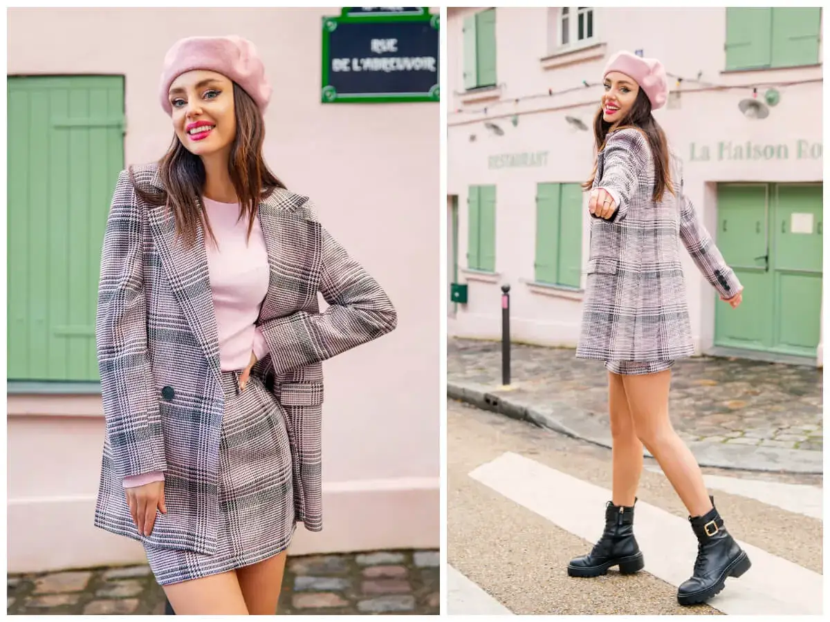 Dziewczyna w różowym beretce i kraciastej marynarce z spódniczką, uosobienie stylu preppy, pozuje na tle paryskiej kamienicy.