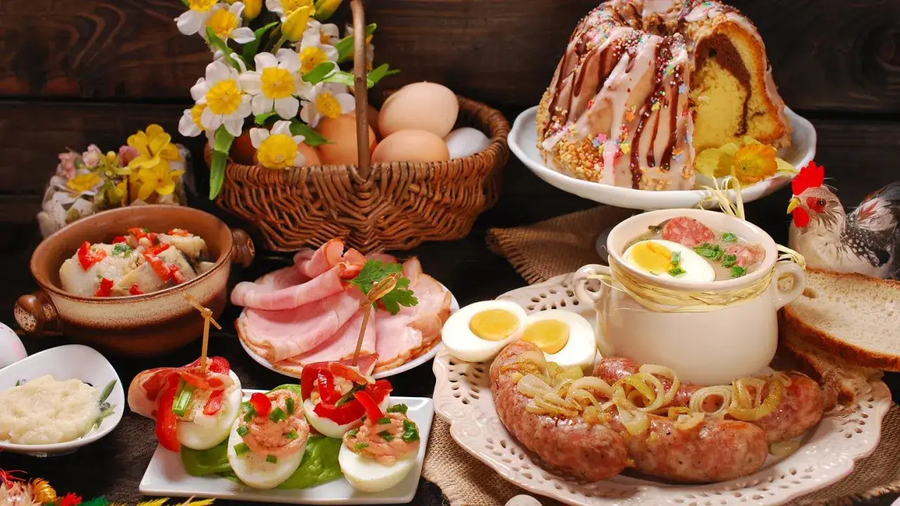 Bogate menu na śniadanie wielkanocne: babka, biała kiełbasa, jajka faszerowane, wędliny, żurek i chrzan.