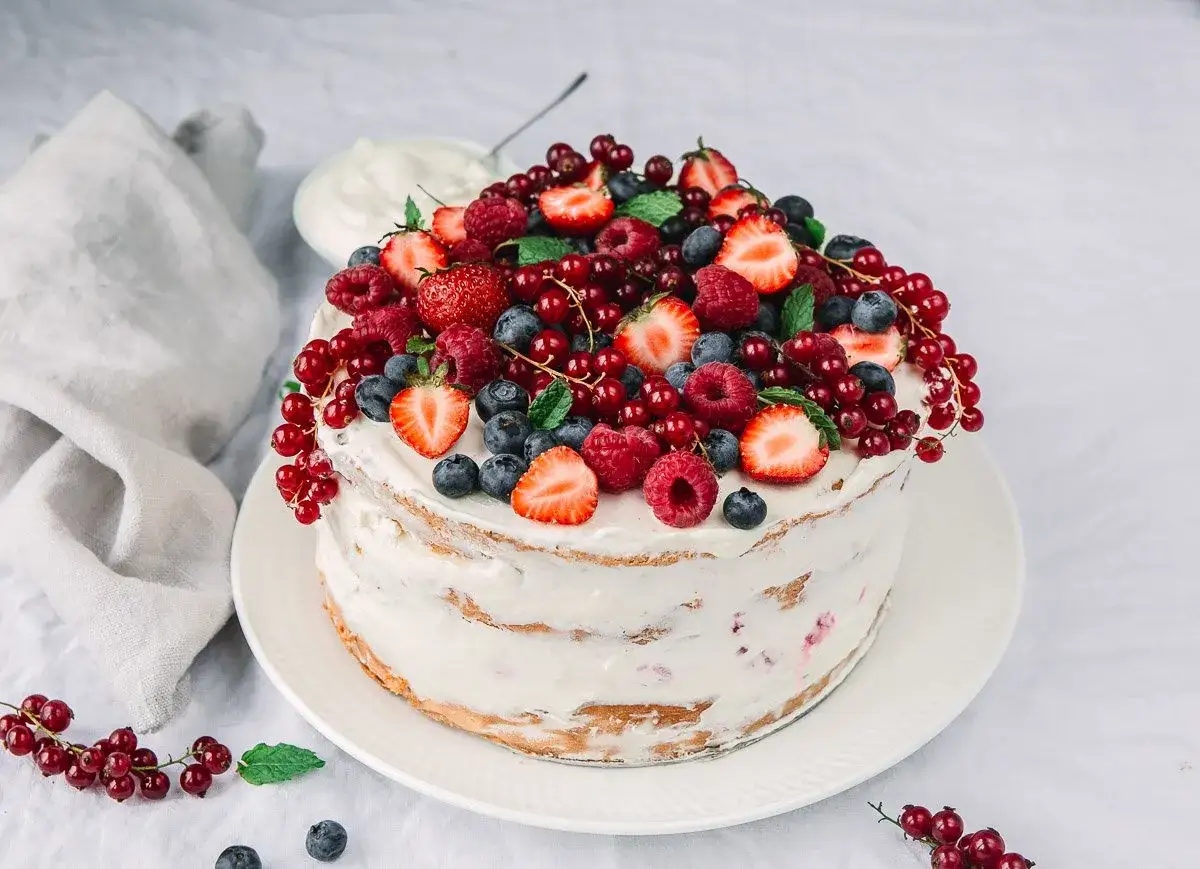 Himbeer Mascarpone Torte, &uuml;ppig belegt mit frischen Beeren und Minze. Ein Genuss f&uuml;r Augen und Gaumen.
