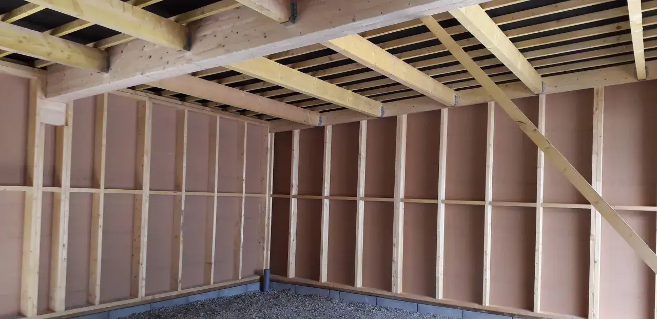 Structure en bois d'une maison en construction. Le choix du quel bois pour ossature bois est crucial pour la solidit&eacute;.