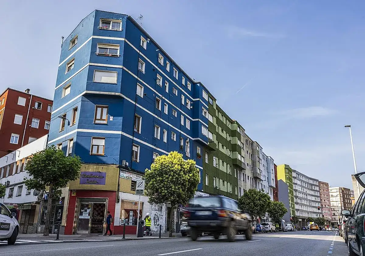 Edificios residenciales de colores vibrantes, con fachadas que parecen seguir una **normativa sobre est&eacute;tica fachadas de edificios** para unificar el paisaje urbano.