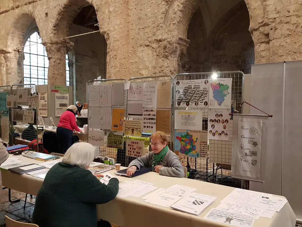 Des b&eacute;n&eacute;voles pr&eacute;sentent les archives des Yvelines en ligne &eacute;tat civil et des arbres g&eacute;n&eacute;alogiques lors d'un &eacute;v&eacute;nement.