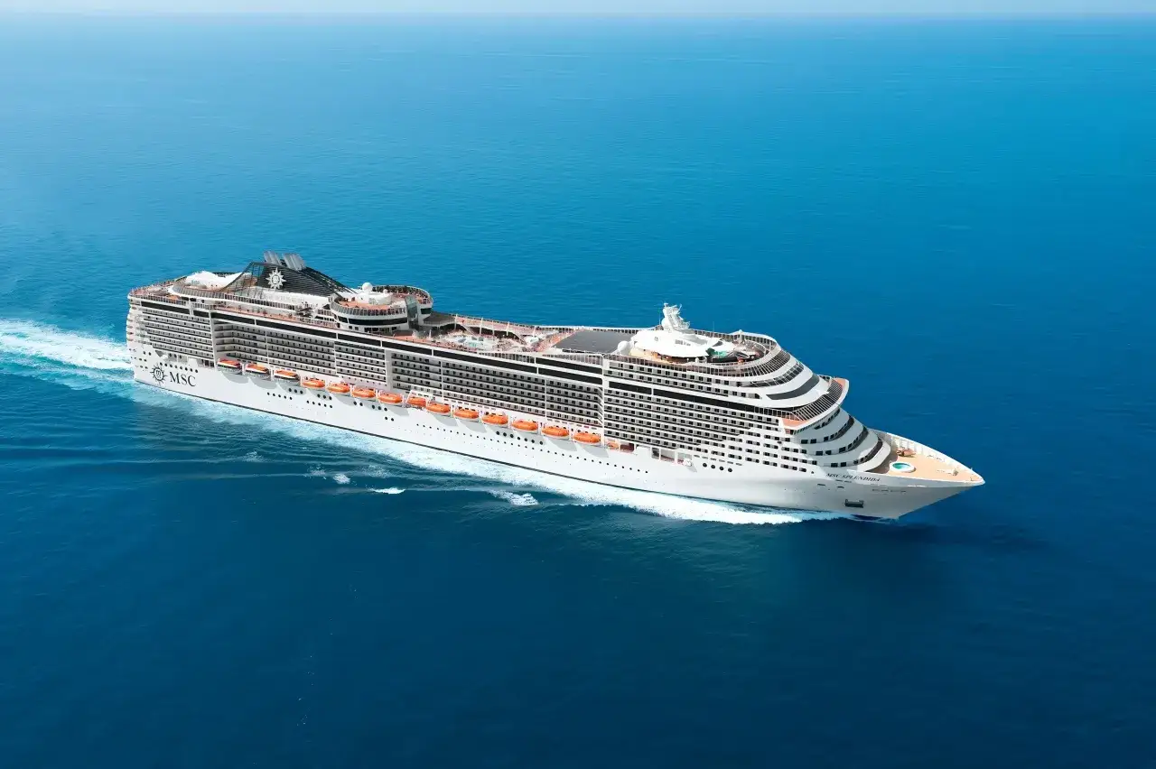 La MSC Splendida solca il mare blu, un gigante bianco con il suo comandante a bordo.