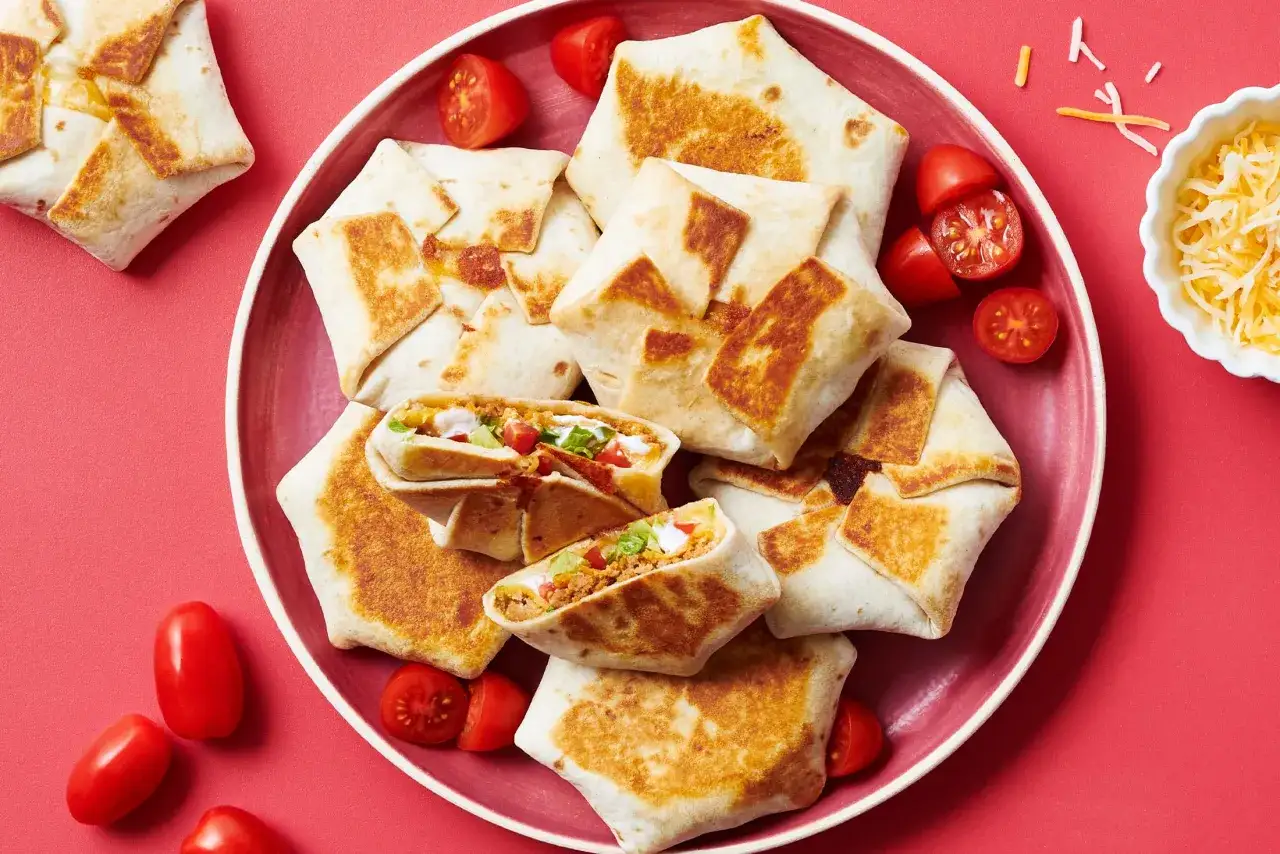 En tallrik med fyllda tortillas, en perfekt tortilla recept fyllning med köttfärs, sallad och tomater.