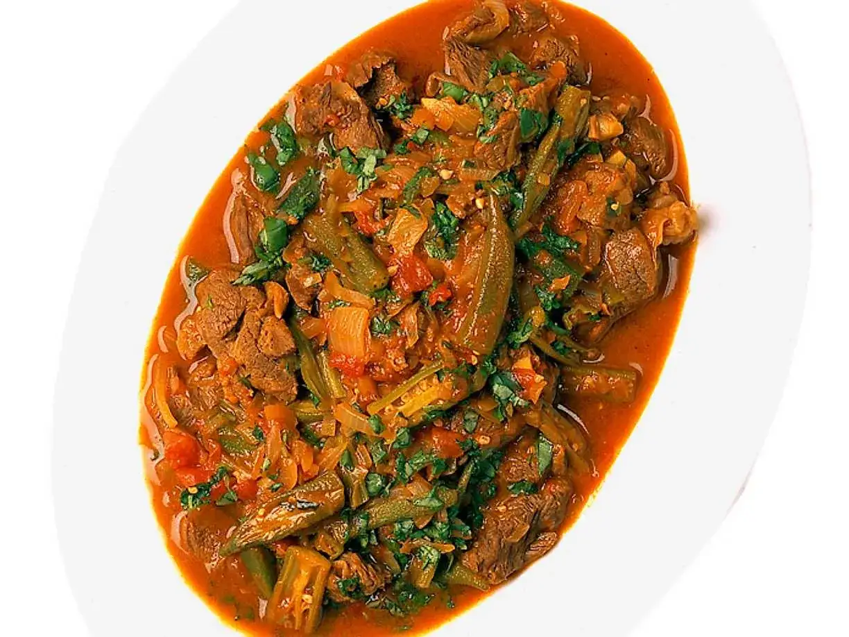En smakrik gryta med mört kött och gröna bamya-kapslar i en mustig tomatsås. Ett perfekt bamya recept för en härlig middag.
