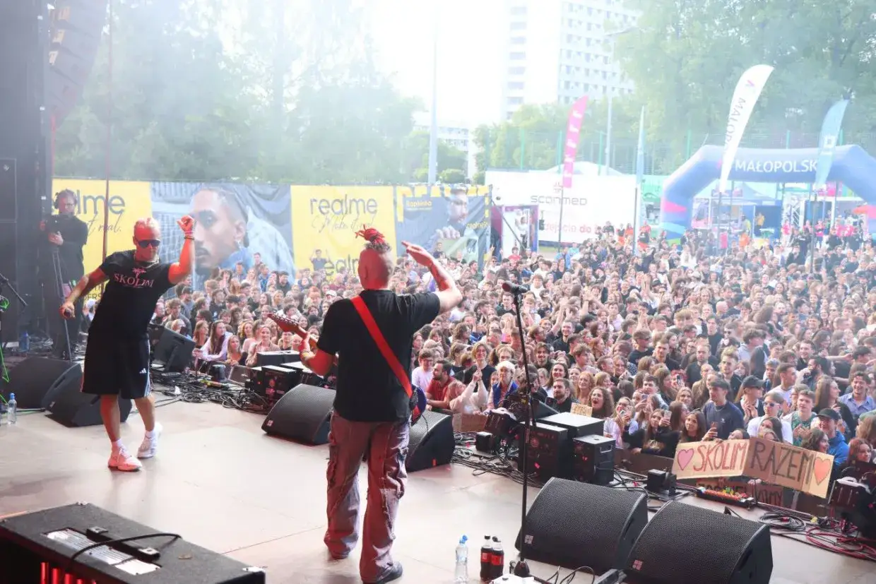 Skolim na scenie, tłum szaleje. Fani trzymają transparent