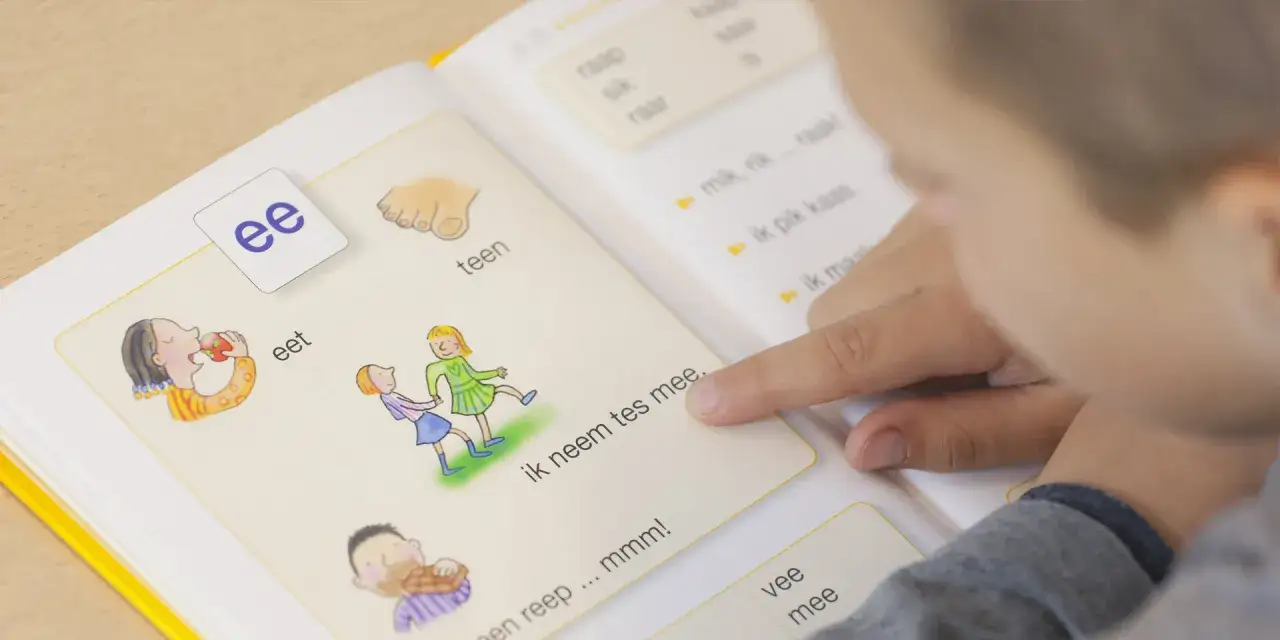 Kind leest in groep 3 hoe oud ben je, met de letter 'ee' en illustraties van eten en spelen.