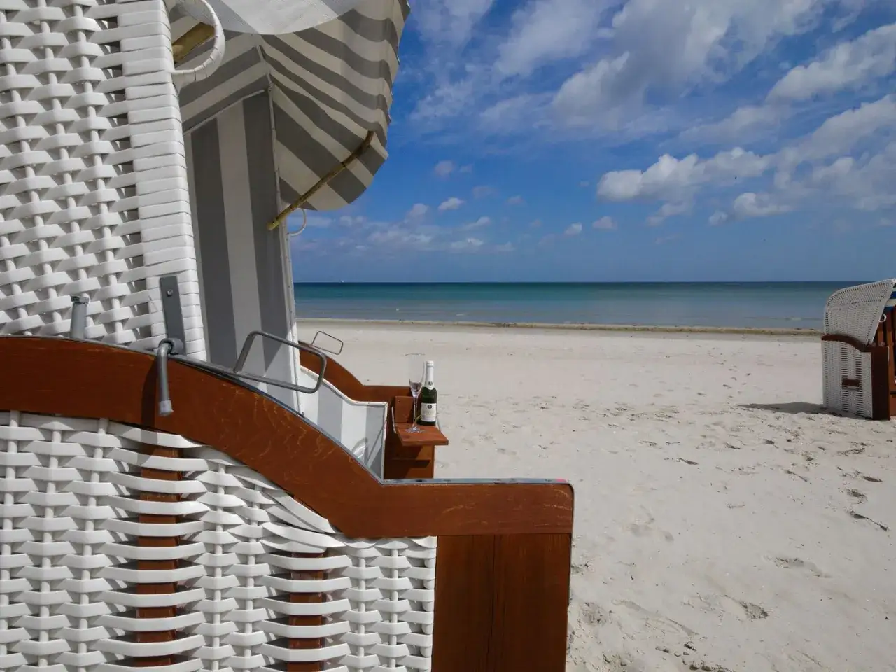 Entspannter Tag am **Prora Strand** mit Strandkorb, Sekt und Blick aufs Meer.