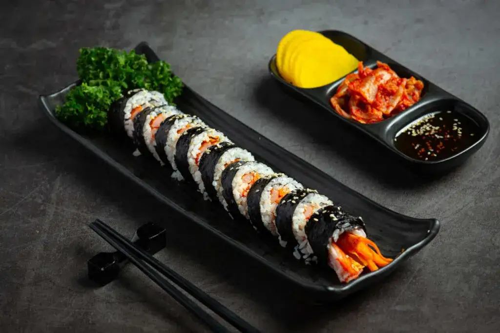 różnice w ryżu sushi kimbap
