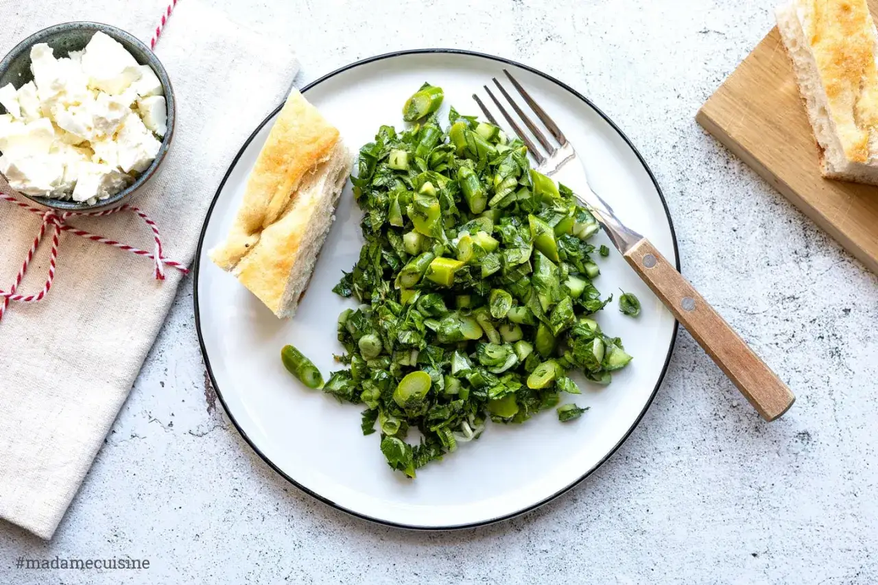 Frischer Spargelsalat mit Kräutern und Brot. Ein leichtes und gesundes Spargelsalat Rezept für den Frühling.