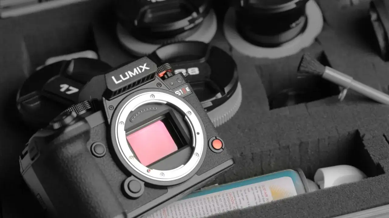 Aparat Panasonic Lumix S1 z obiektywami i akcesoriami do czyszczenia w futerale.