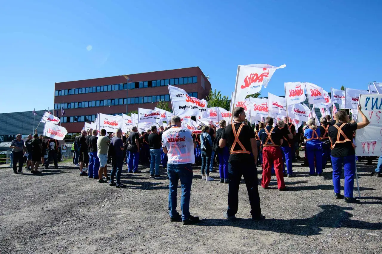 Grupa ludzi z flagami 
