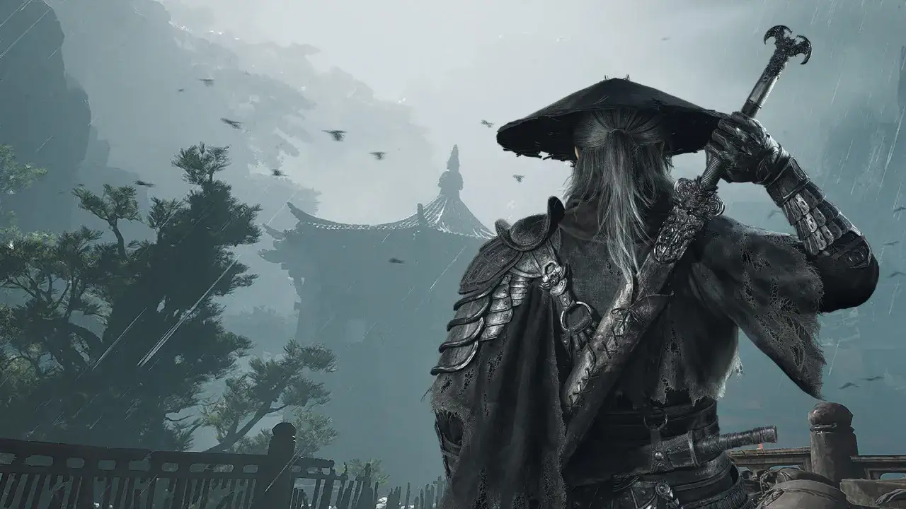 Samuraj z długimi włosami, w zbroi i kapeluszu, trzyma miecz. W tle deszcz, ptaki i tradycyjna architektura. To scena z gry Phantom Blade Zero.