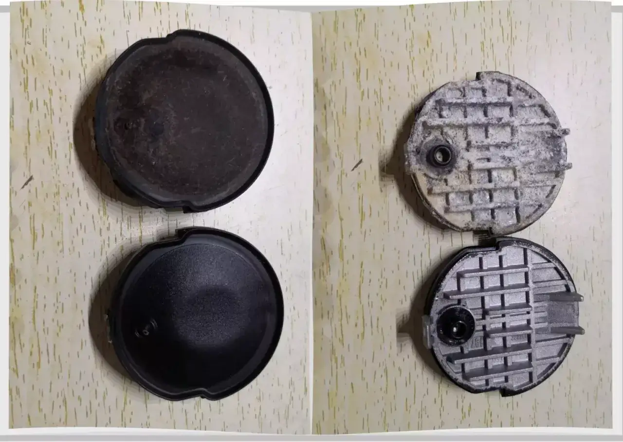 Uszkodzona część ekspresu Dolce Gusto, która mogła powodować, że nie pobiera wody. Widoczne osady i zanieczyszczenia.
