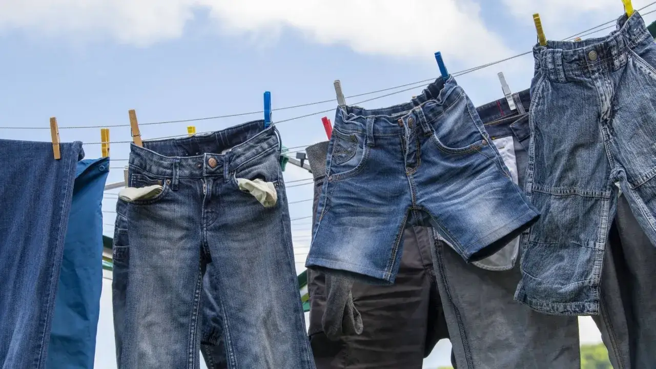 Jeans trocknen an der Leine. Die Frage, wie oft Jeans waschen, besch&auml;ftigt viele. Hier trocknen sie nach dem Waschen.