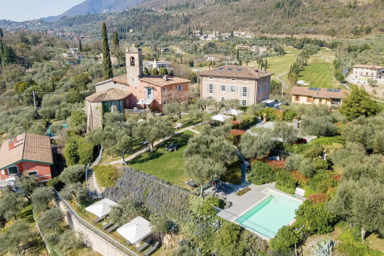 Un'oasi verde con piscina e ulivi, perfetta per sapere dove andare in vacanza a maggio in Italia.