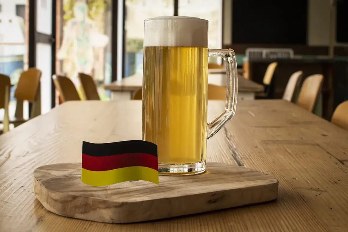 Boccale di birra lager, con bandiera tedesca. Il significato della birra lager è legato alla sua fermentazione a basse temperature, tipica della Germania.