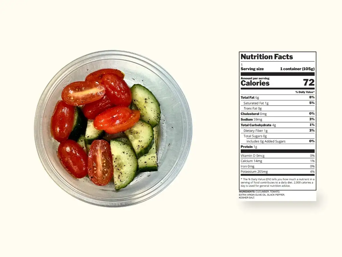 Insalata di pomodori e cetrioli condita con olio, pepe e sale. Nonostante la credenza popolare, i pomodori fanno ingrassare poco, con sole 72 calorie per porzione.