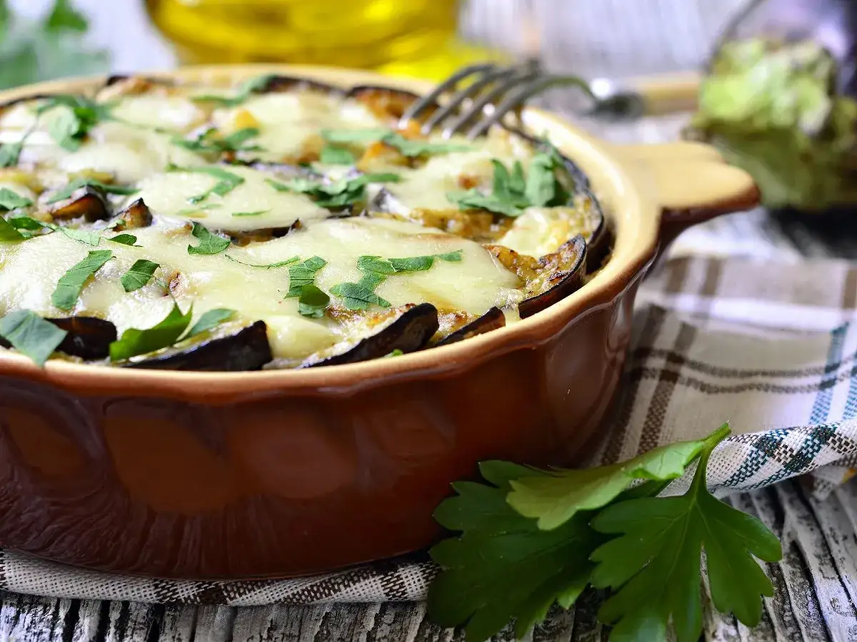 Un d&eacute;licieux gratin d'aubergine, gratin&eacute; au fromage et parsem&eacute; de persil frais, pr&ecirc;t &agrave; &ecirc;tre d&eacute;gust&eacute;.
