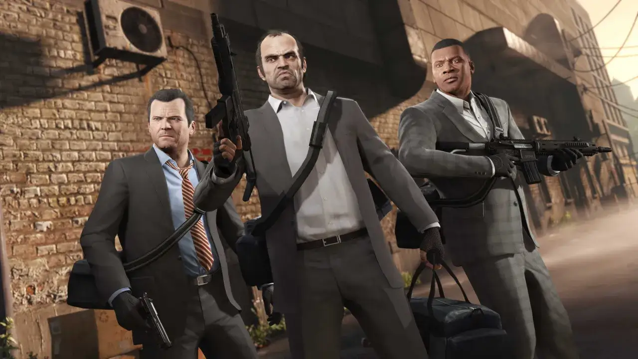Trzej bohaterowie GTA V w garniturach, gotowi do akcji. Zastanawiasz się, ile trwa fabuła GTA 5?
