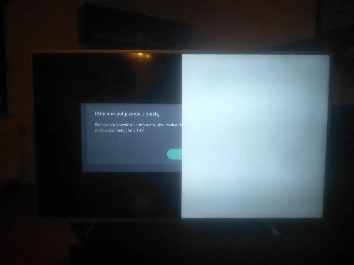 Telewizor pokazuje komunikat