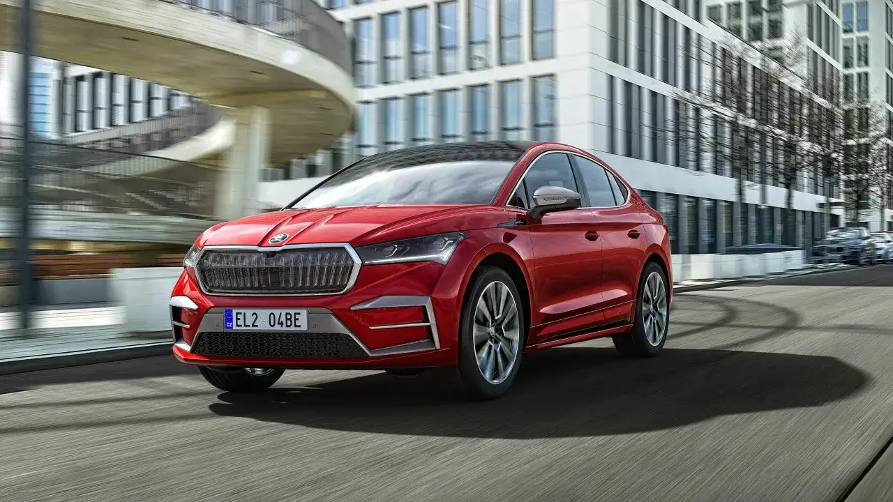 R&ouml;d Skoda Enyaq k&ouml;rs p&aring; en stadsgata. En sp&auml;nnande skoda enyaq test i modern milj&ouml;.