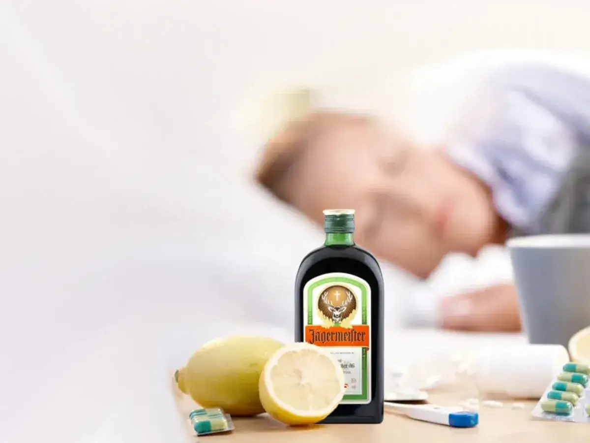 Butelka Jägermeistera, cytryny i leki sugerują, że szukamy jagermeister właściwości lecznicze.