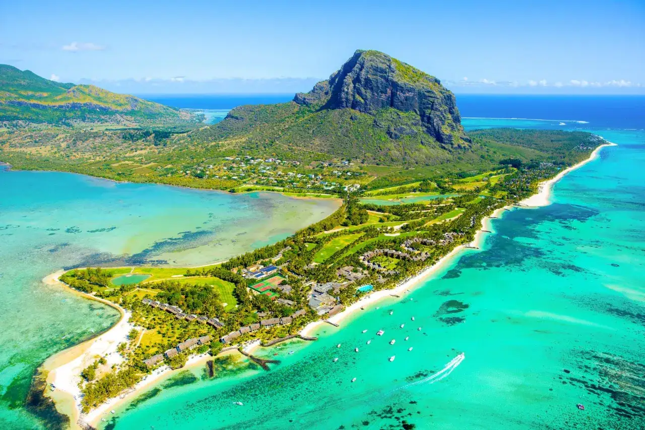 Widok na Le Morne Brabant, Mauritius. Luksusowy kurort z polem golfowym i plażą nad turkusową laguną.