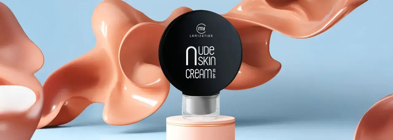 Crema colorata viso Nude Skin Cream SPF 20, alternativa leggera al fondotinta, su un piedistallo tra forme astratte color pesca.