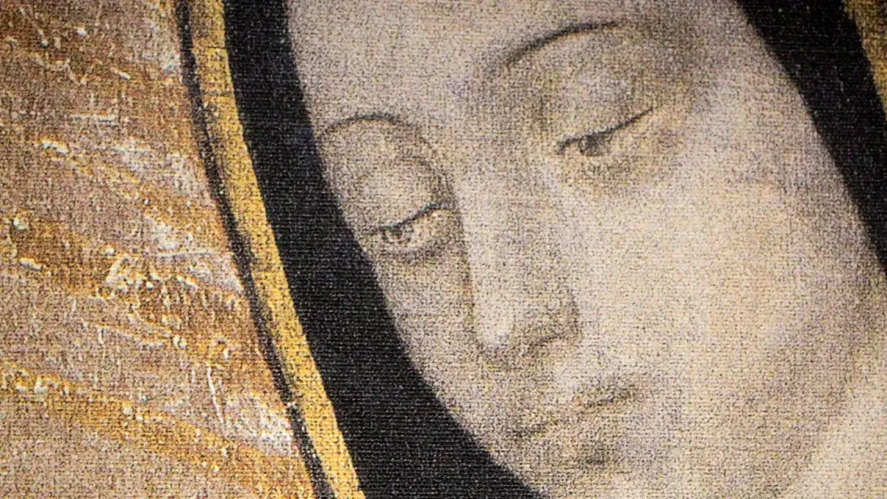 Matka Boska z Guadalupe, jej oczy pełne łagodności patrzą z obrazu. Złote zdobienia i ciemny welon podkreślają jej majestat.