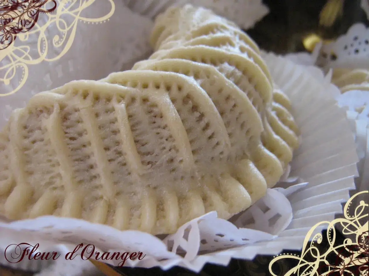 Douceur de corne de gazelle, une p&acirc;tisserie fine aux motifs d&eacute;licats, pr&ecirc;te &agrave; fondre en bouche.