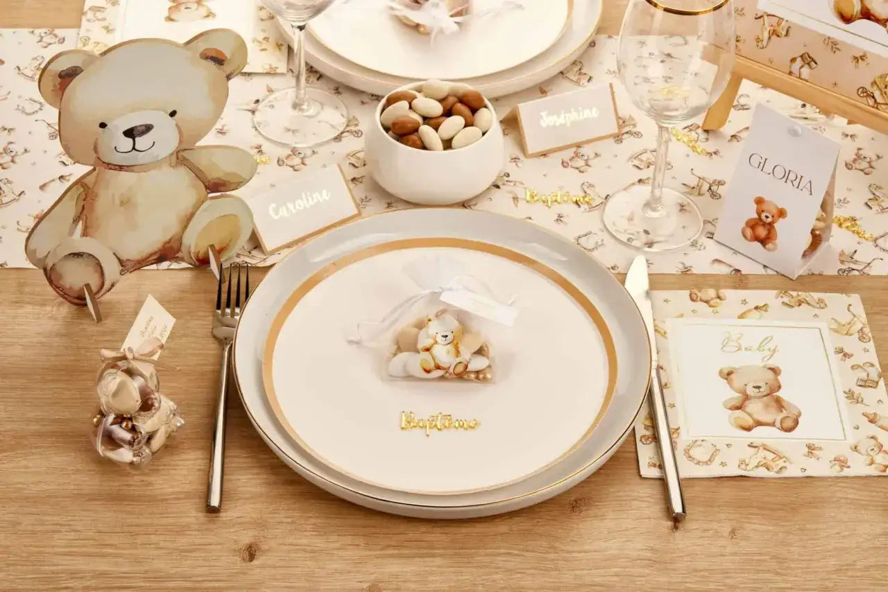 D&eacute;coration de table pour un bapt&ecirc;me DIY : oursons, drag&eacute;es et pr&eacute;noms sur un chemin de table festif.