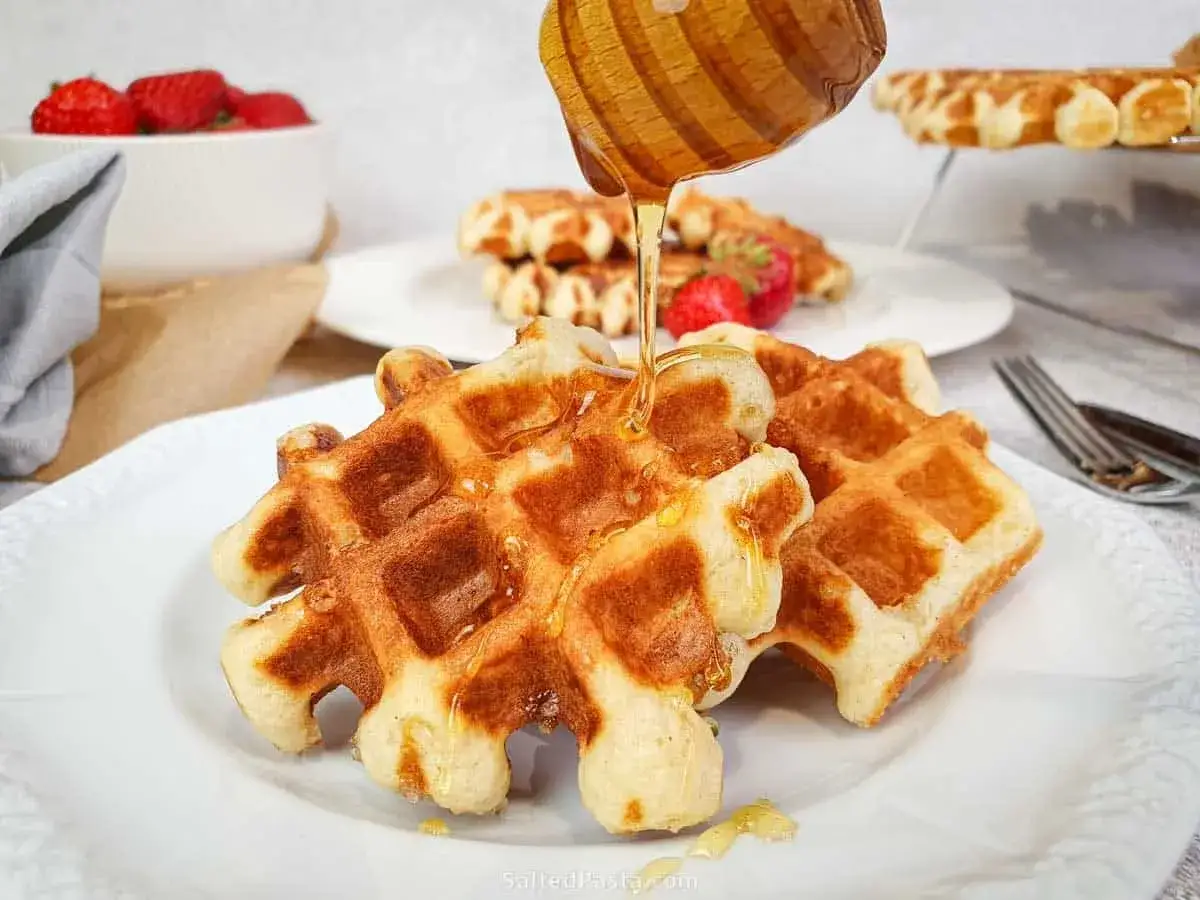 Pyszne gofry belgijskie z miodem i truskawkami. Idealne na śniadanie, gdy szukasz sprawdzonego przepisu.